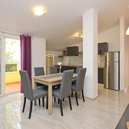 In Mit Eigenem Balkon By Interhome 바슈카