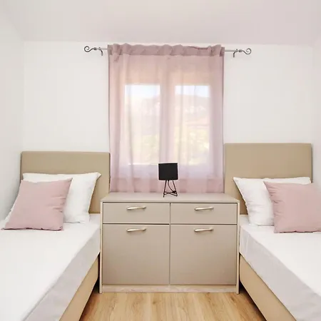 In Mit Eigenem Balkon By Interhome 아파트 바슈카