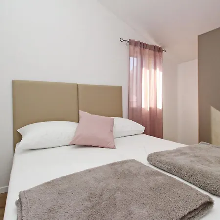 In Mit Eigenem Balkon By Interhome 아파트 *